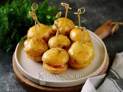 Картошка по-деревенски с грудинкой в духовке