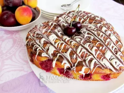 Пирог со сливами и абрикосами на сметане