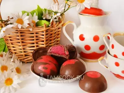 Шоколадные конфеты с клубничным вареньем