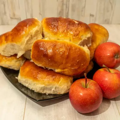 Сдобные пирожки с начинкой из свежих яблок