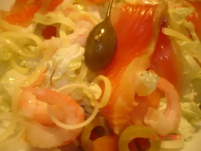 Салат из пекинской капусты с лососем и креветками