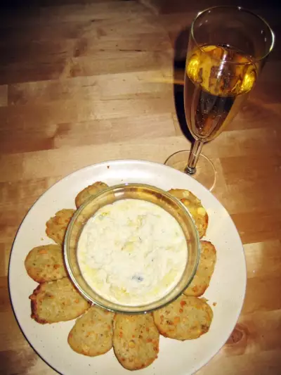 Закуска под шампанское французские крекеры с соусом