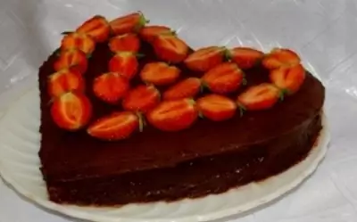 Торт шоколадный с клубникой