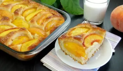 Сдобный пирог с персиками