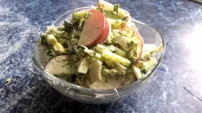 Весенний салат с редиской и черемшой