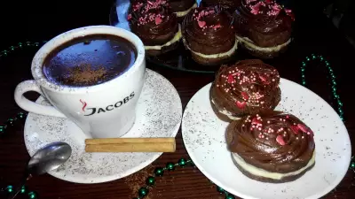 Шоколадное печенье с кокосовым кремом горячий шоколад с корицей и апельсином