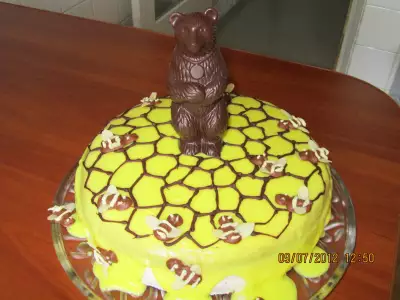 Торт мишка в пчелиных сотах