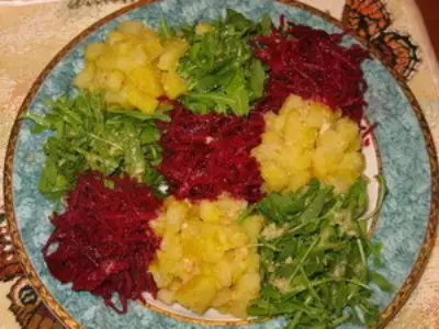 Салат коврик со свеклой картофелем и рукколой