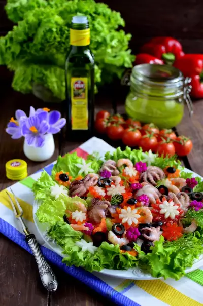 Салат с осьминогами и маслинами «цветочная поляна»