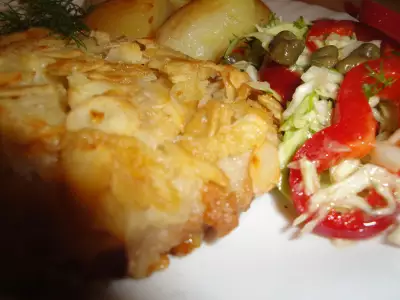 Шницель в миндально сырной панировке с пряным овощным салатом