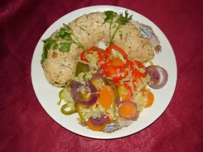 Рыбная колбаска с теплым салатом из овощей