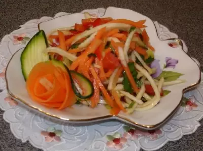 Салат из свежих овощей "радуга"