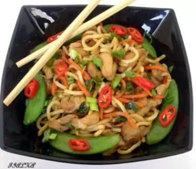 Курица с лапшой и овощами(chicken chow mein)