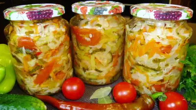 Овощной салат на зиму кубанский готовится из самых доступных сезонных овощей