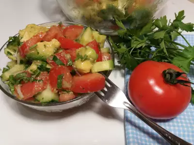 Салат с авокадо за 10 минут