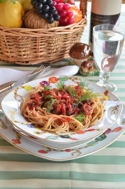Спагетти со свекольно-грибным соусом