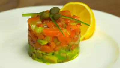 Тартар из лосося и авокадо