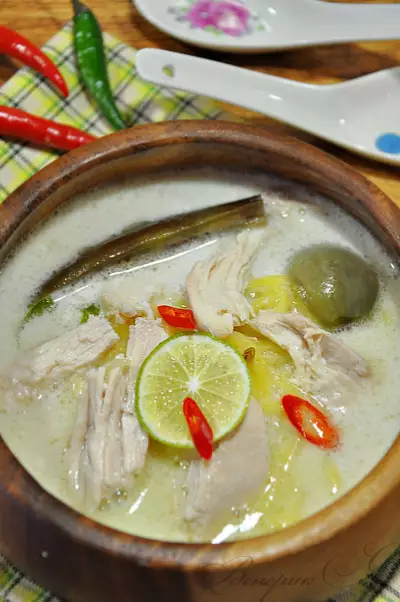 Куриный кокосовый суп с лапшой, в тайском стиле.
