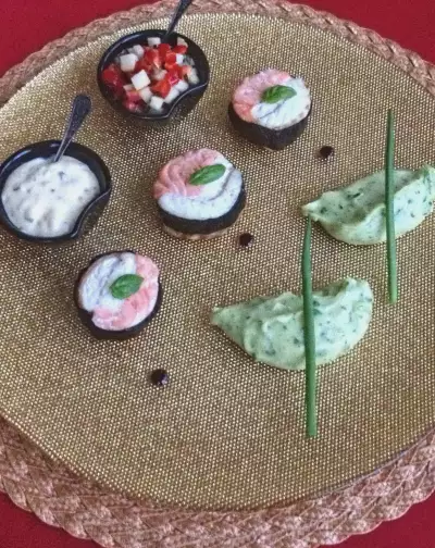 Рыбные медальоны "инь-ян" с зеленым пюре, домашним тартаром и яблочной сальсой