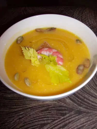 Крем-суп из тыквы, креветок и тыквенных семечек