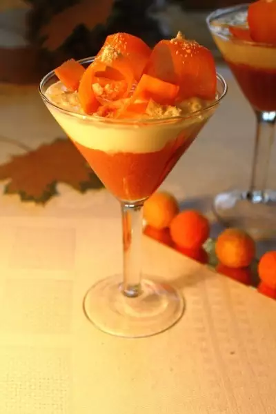Десерт из хурмы сливочного мусса белого шоколада и морковной стружки