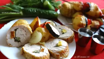 Рулет из куриной грудки с сыром и луком и овощи на шпажках - все на пикник!