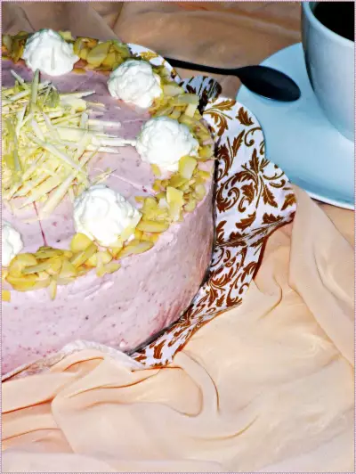 Торт бисквитный со сливочно- брусничным кремом