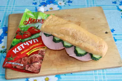 Бутерброд с огурцами и колбасой
