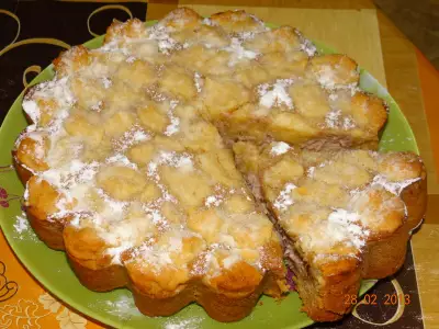 Творожный пирог с вареньем под медово-масляной крошкой
