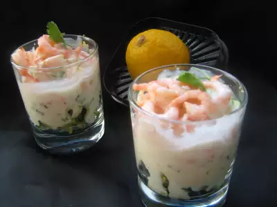 Креветочно-авокадный салат под соусом "айоли"