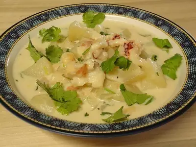 Кремовый суп с хвостами омаров и гребешками