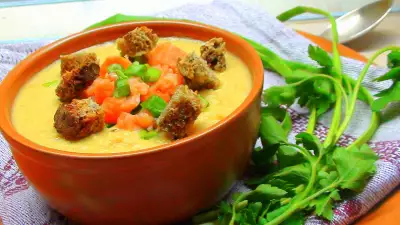 Суп пюре из чечевицы с копчёной сёмгой зелёным луком и сухариками
