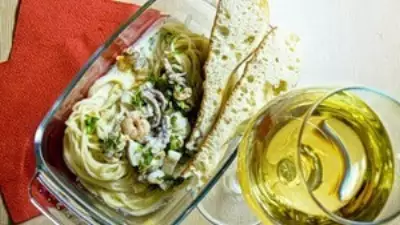 Спагетти с морским коктейлем в сливочном соусе. фото