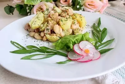 Горячий салат из молодого картофеля с ветчиной и фасолью