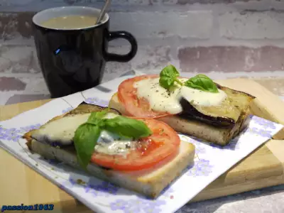 Теплые бутерброды а ля капрезе (легкий завтрак в итальянском стиле за несколько минут)
