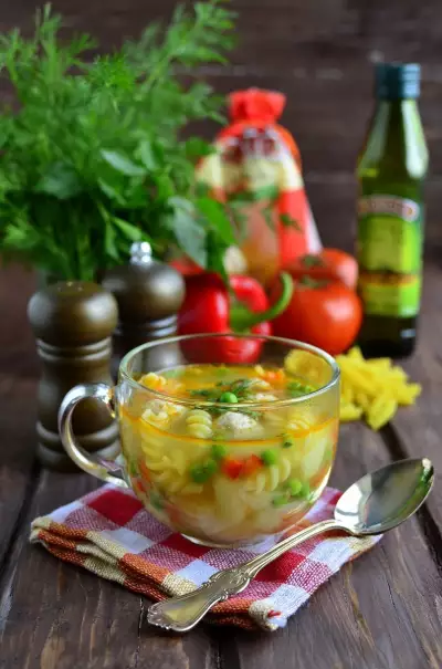 Суп  с fusilli , фрикадельками из индейки, креветками и зеленым горошком