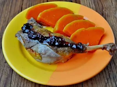 Утиная ножка с гарниром из маринованной тыквы и сливовым соусом.