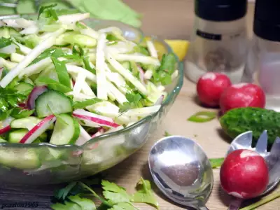 Витаминный салат с кольраби и редисом