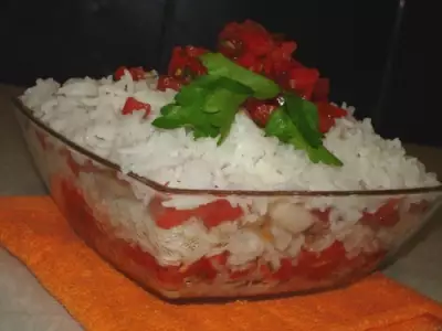 Рисовый салат с морепродуктами и печеным перцем венецианский маскарад