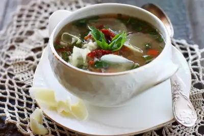 Суп с киноа микс вялеными томатами и базиликом