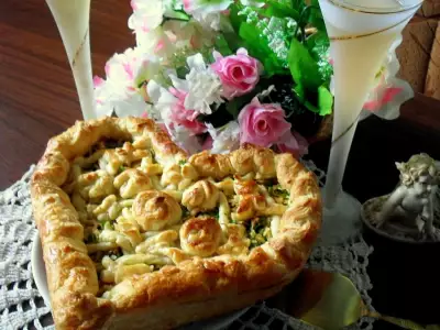 Пирог из слоеного теста с плавлеными сырками чесноком и зеленью растаявшая обида