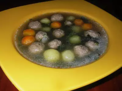 Картофельный суп с фрикадельками и шпинатом