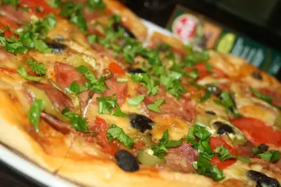 Пицца сальчичон с каперсами маслинами и болгарским перцем