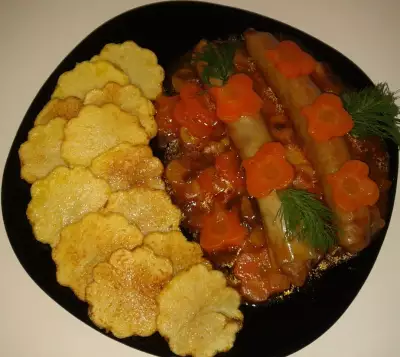 Колбаски в луке-порее с соусом из овощей и картофелем фри