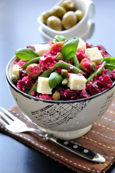 Легкий и полезный салат из кускуса со свеклой, стручковой фасолью, оливками и брынзой