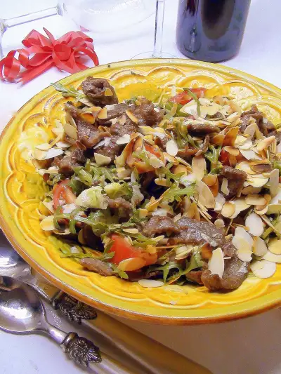 Тёплый салат с жареной говядиной и миндальными лепестками
