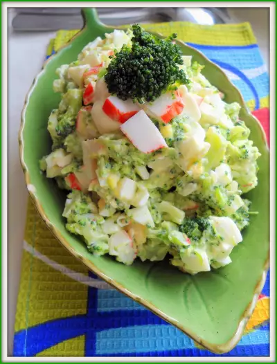 Салат с брокколи и крабовыми палочками.
