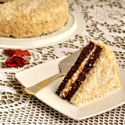 Шоколадный торт с миндальной глазурью и кокосом