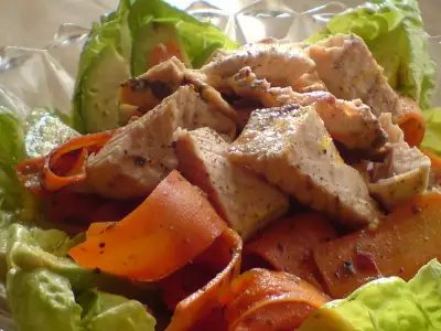 Тёплый салат из моркови, лосося и авокадо