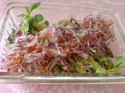 Салат из редиса и зелёной спаржи